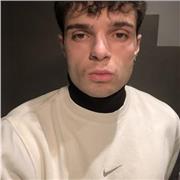 Laureando in economia aziendale impartisce lezioni di italiano e matematica per studenti delle medie